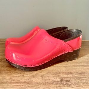 Dansko Clogs in Hot Pink Patent Leather Size 34